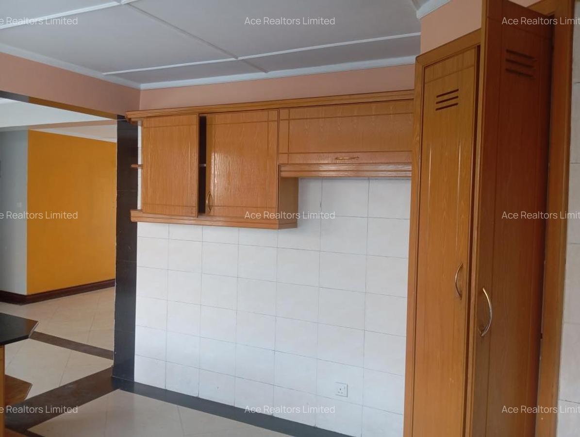 3 Bed Apartment with En Suite at Lavington - 5