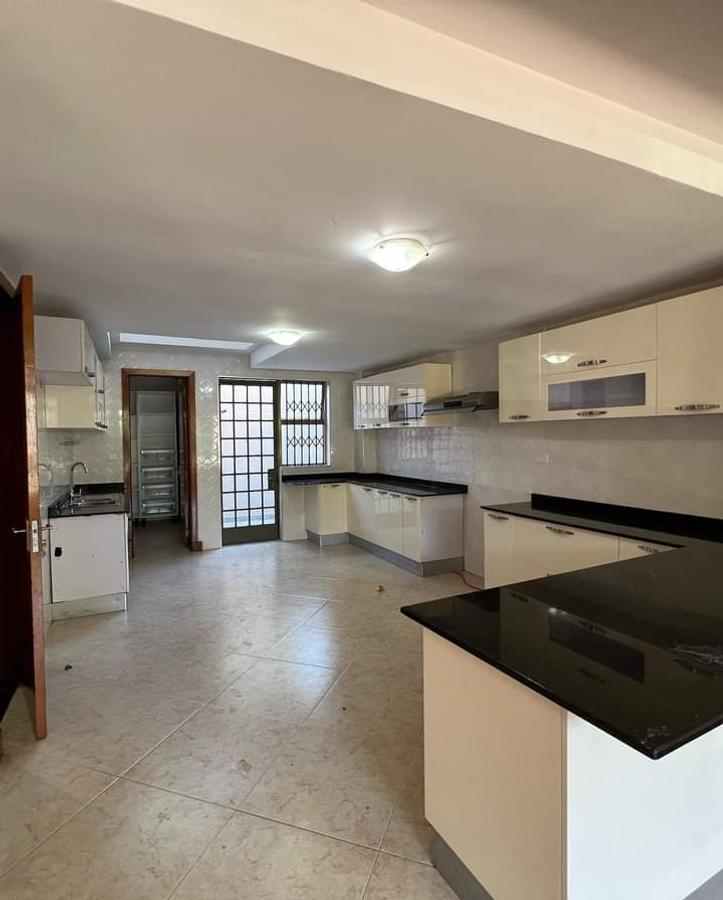 5 Bed Townhouse with En Suite in Lavington - 3