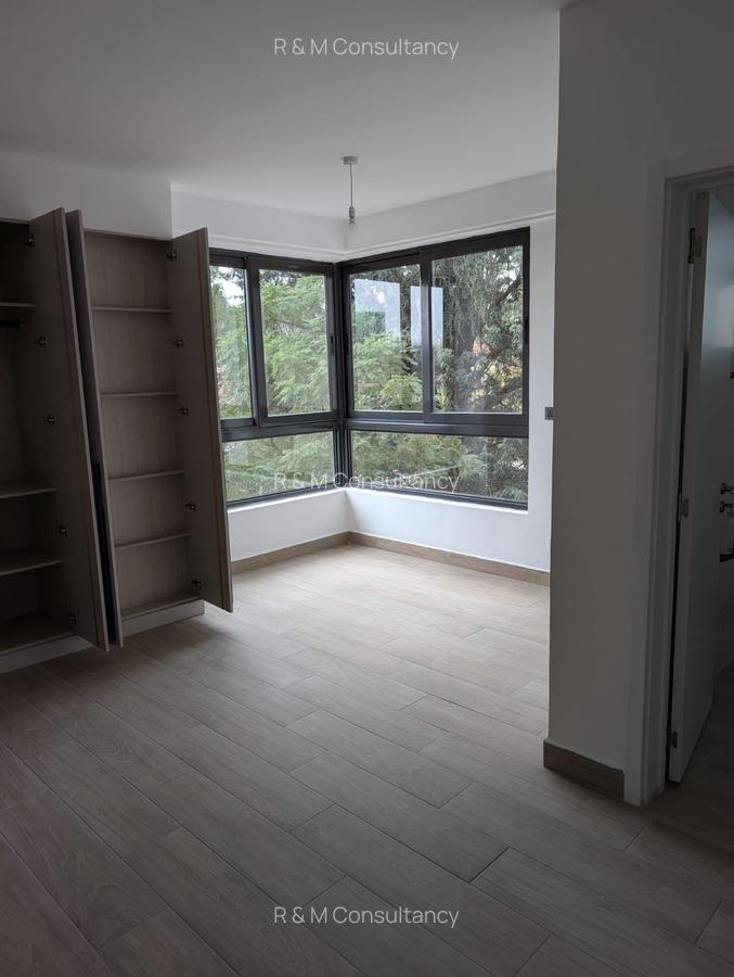 3 Bed Apartment with En Suite at Riverside Square - 8