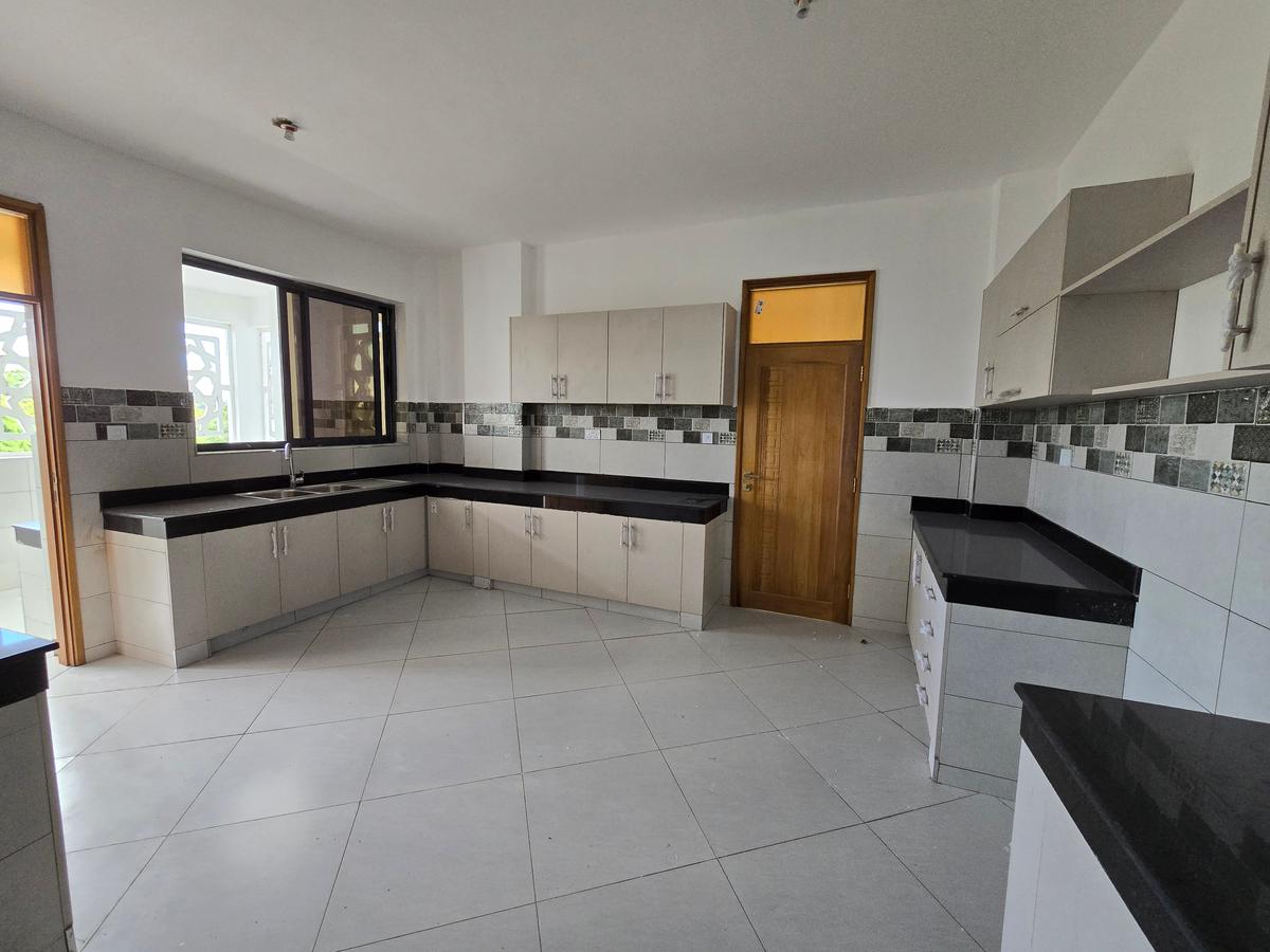 4 Bed Apartment with En Suite in Nyali Area - 2