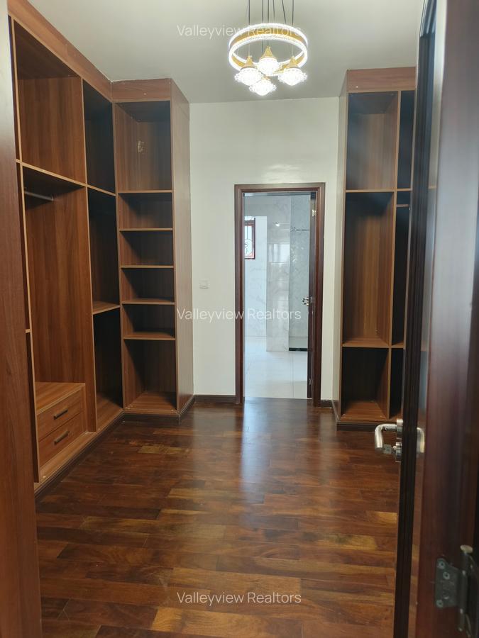 5 Bed Townhouse with En Suite at Lavington - 12