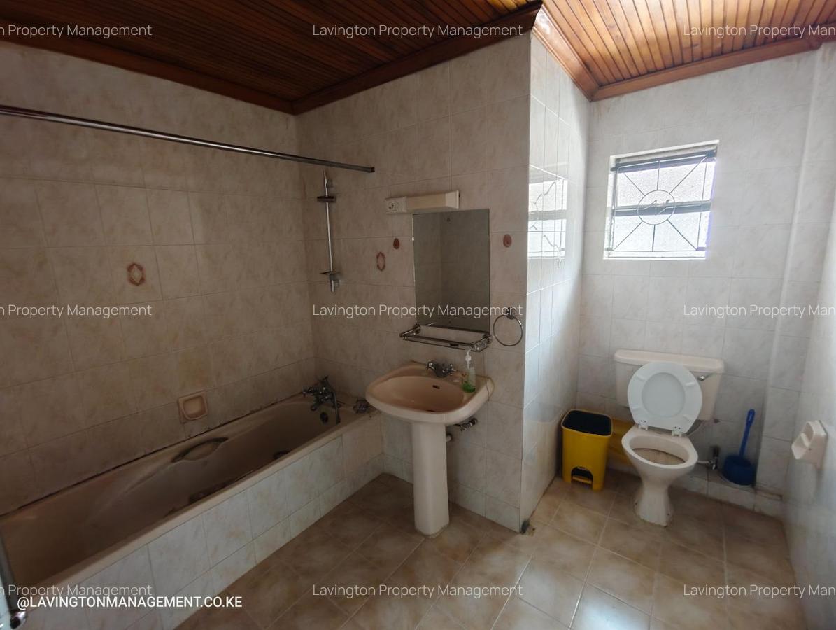 4 Bed Townhouse with En Suite at Valley Arcade - 12