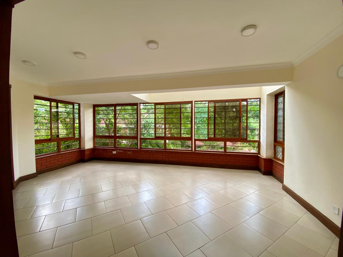 5 Bed Townhouse with En Suite in Spring Valley - 12