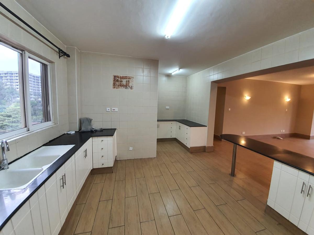 3 Bed Apartment with En Suite in Brookside - 2