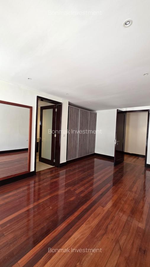 4 Bed House with En Suite at Old Runda - 19