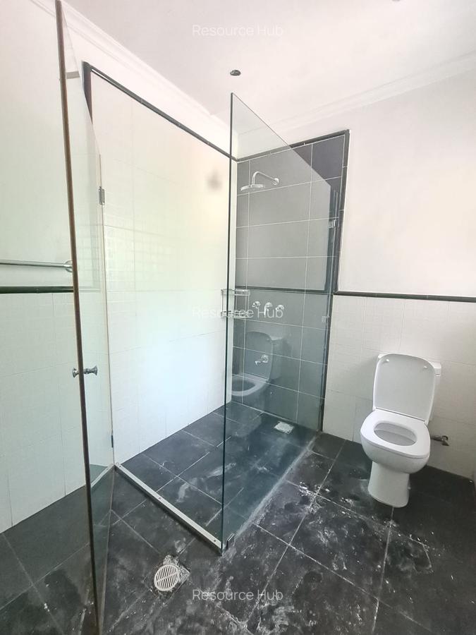 6 Bed House with En Suite at Lavington - 15