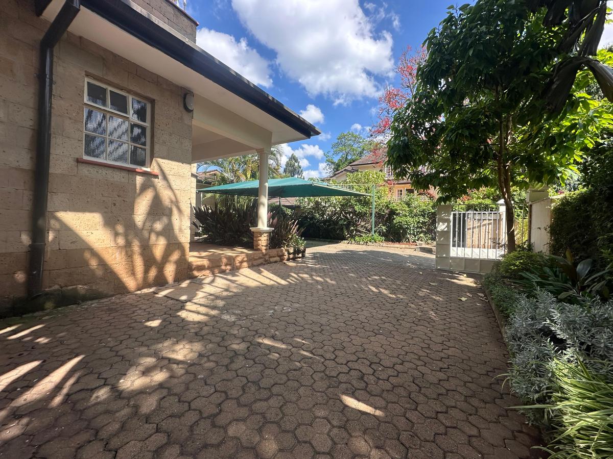 5 Bed Townhouse with En Suite in Lavington - 19