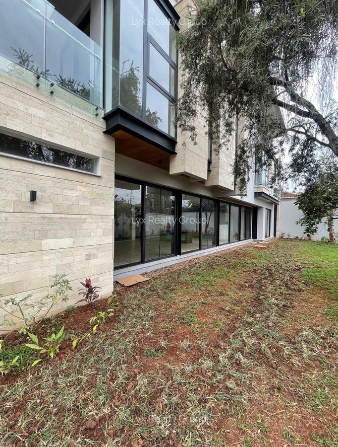 5 Bed Villa with En Suite in Brookside - 1