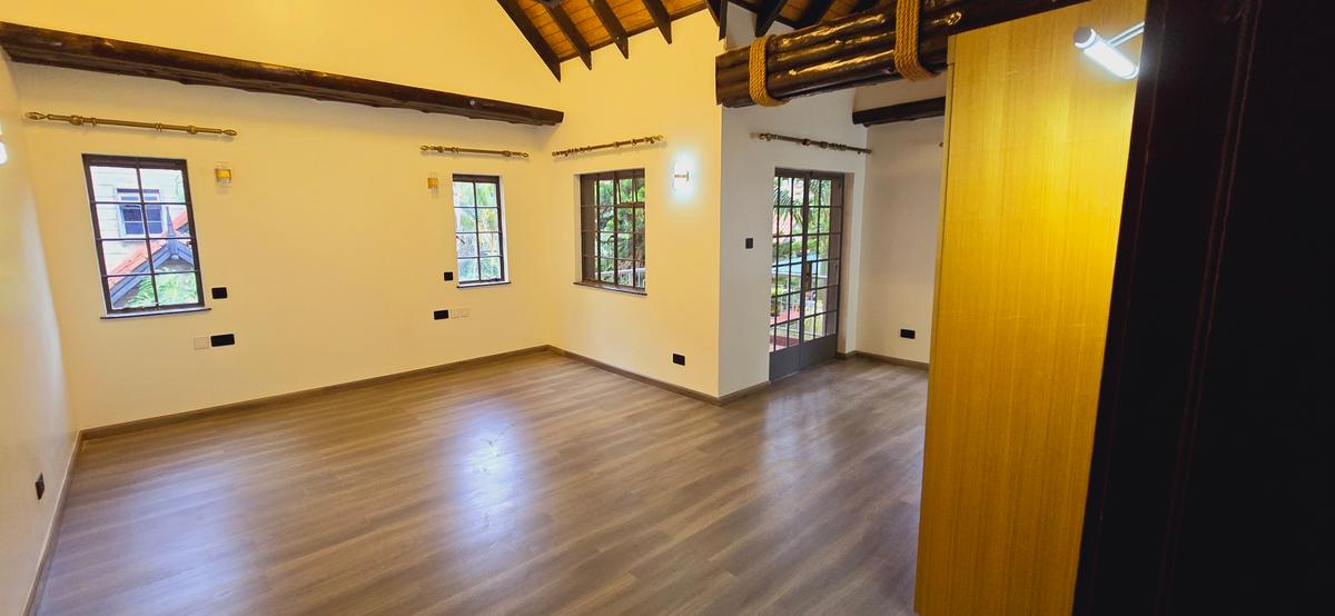 4 Bed Villa with En Suite at Othaya Road - 18