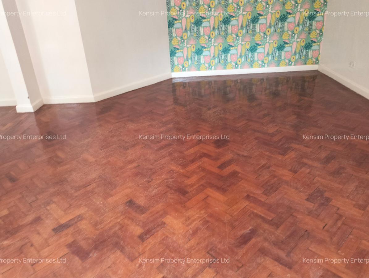 4 Bed House with En Suite in Lavington - 17