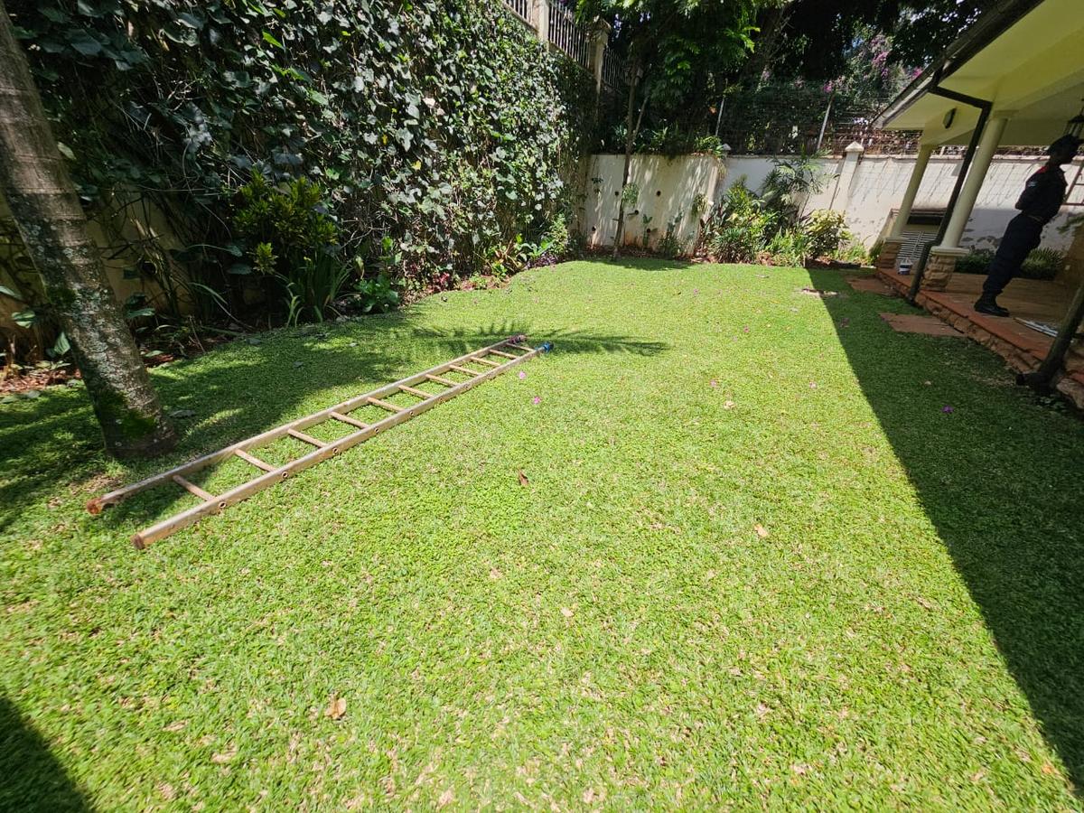 5 Bed House with En Suite in Lavington - 3