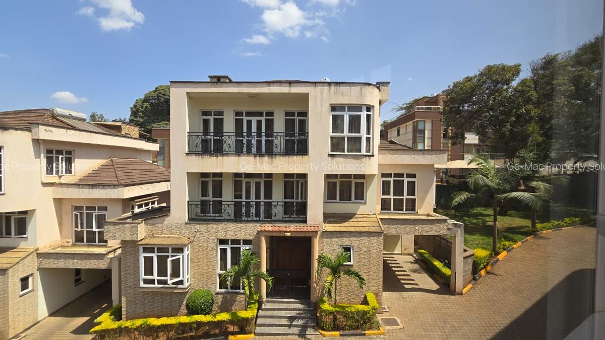 5 Bed House with En Suite in Lavington - 20