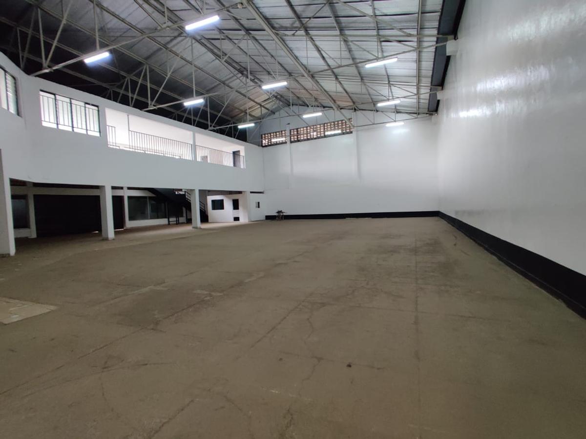 10,500 ft² Warehouse in Industrial Area - 1