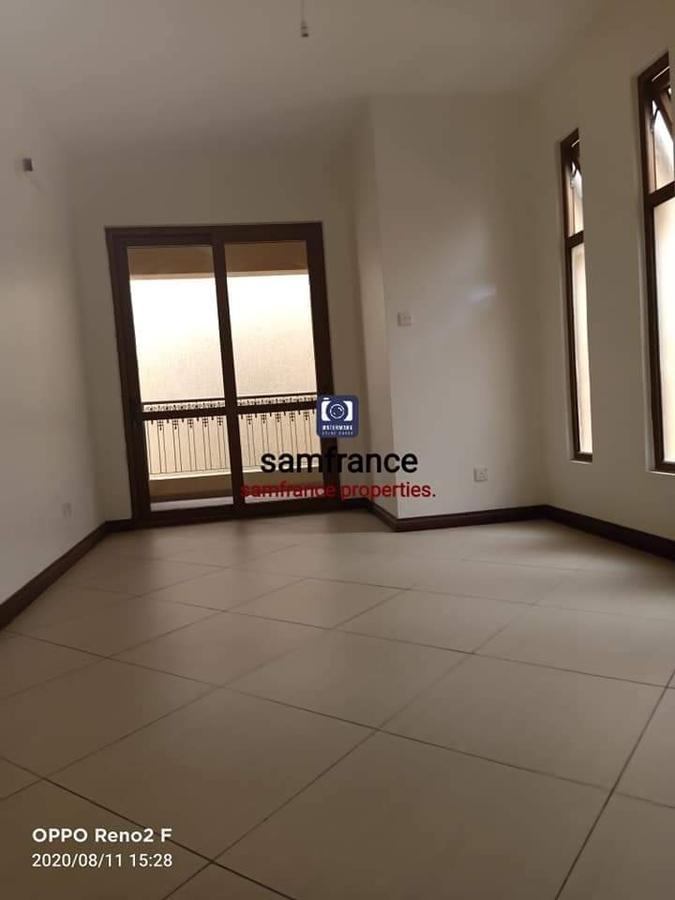 Serviced 3 Bed Apartment with En Suite at Links Road - 10