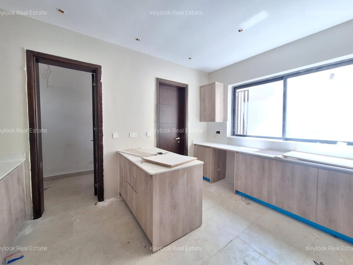 5 Bed Townhouse with En Suite at Lavington - 4