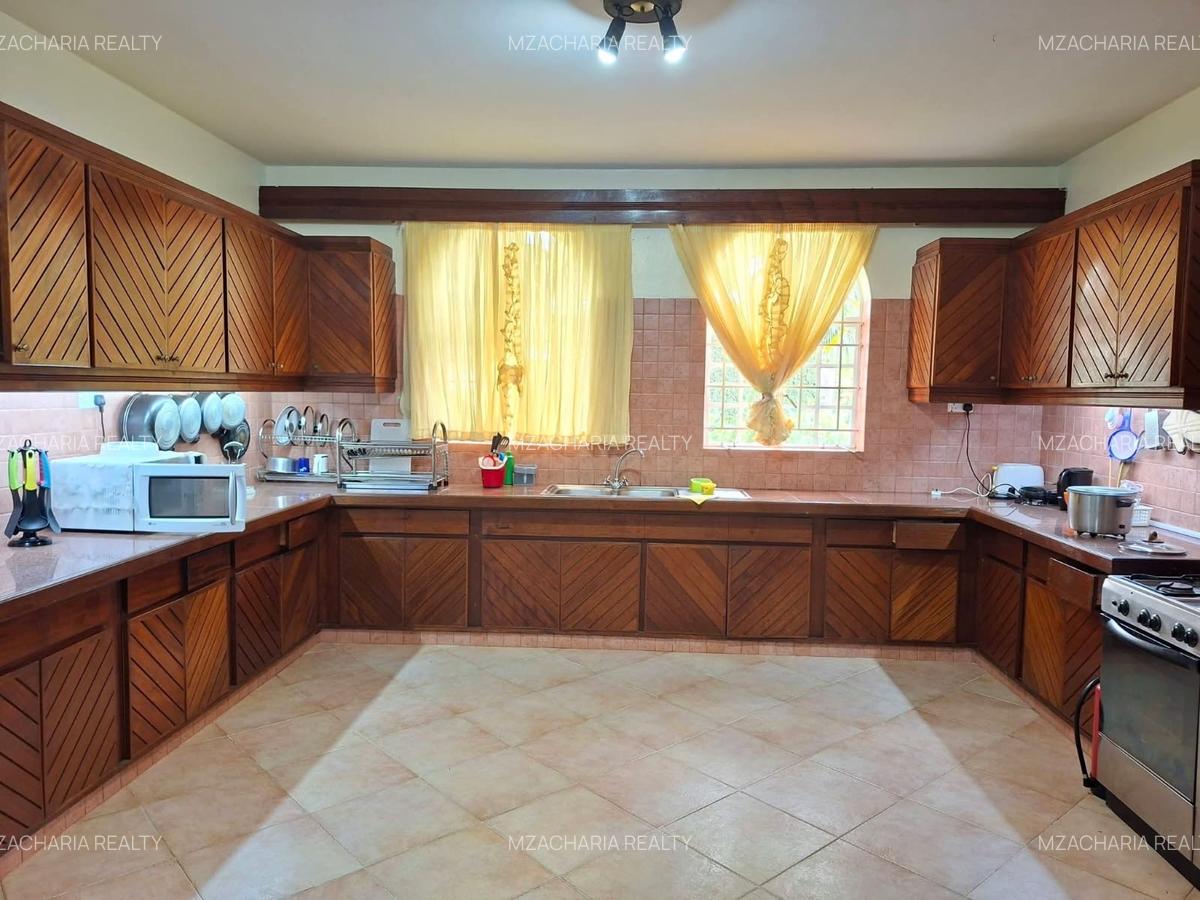 5 Bed Villa with En Suite in Runda - 8