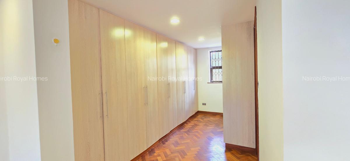 5 Bed Townhouse with En Suite at Lavington Green - 12