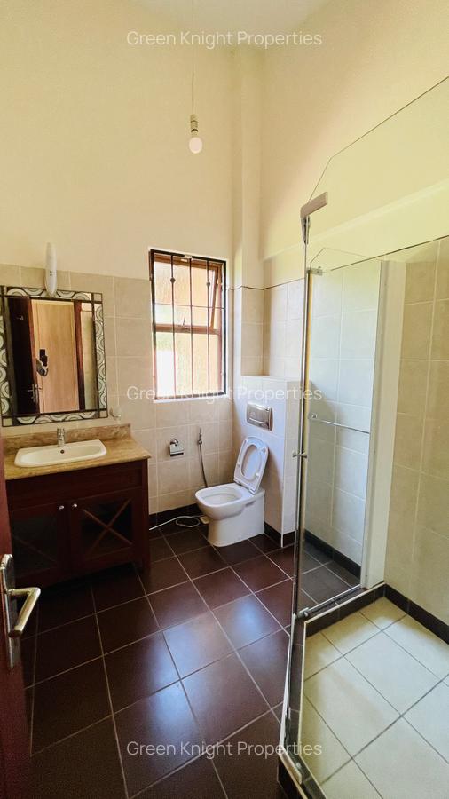 5 Bed House with En Suite in Runda - 18