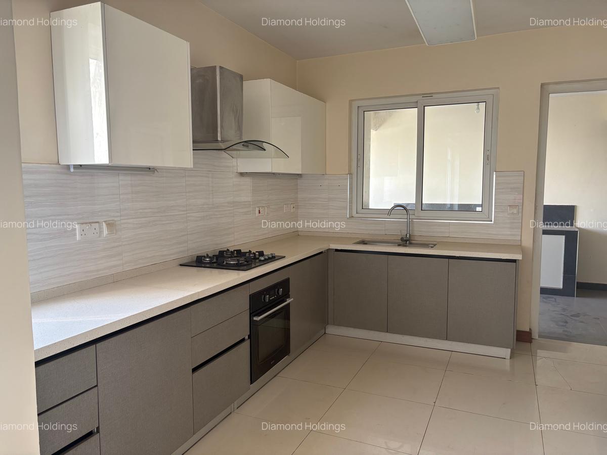 4 Bed Apartment with En Suite in Parklands - 2