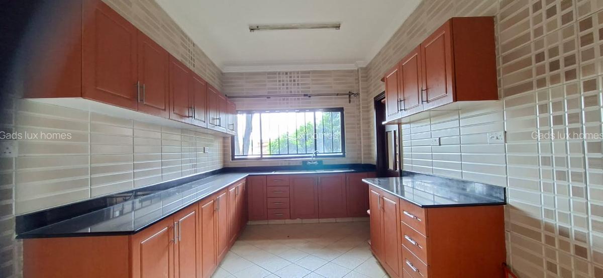 4 Bed Apartment with En Suite at Brookside - 5