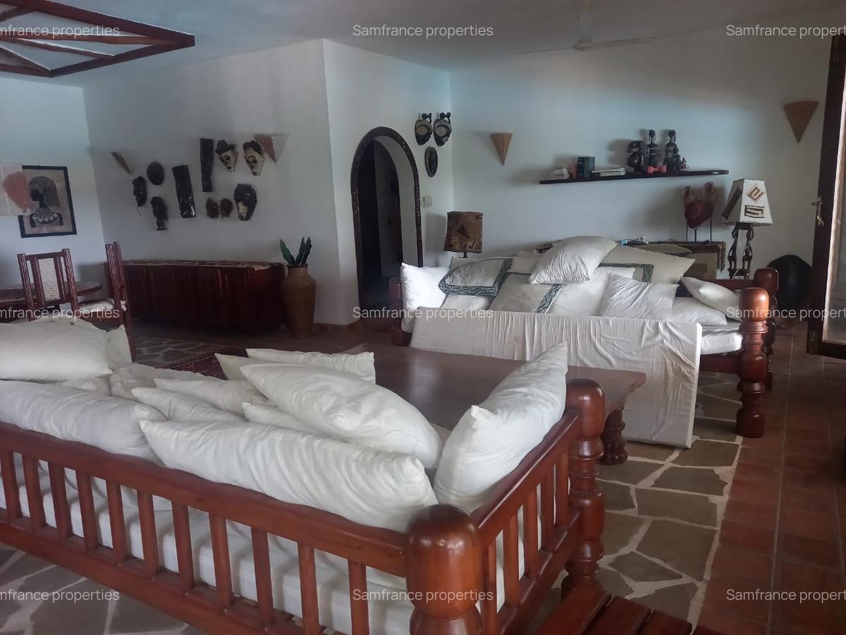 4 Bed Villa with En Suite at Bofa - 7