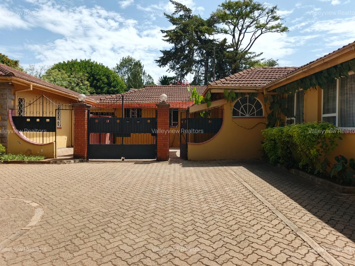3 Bed Villa with En Suite at Lavington - 17