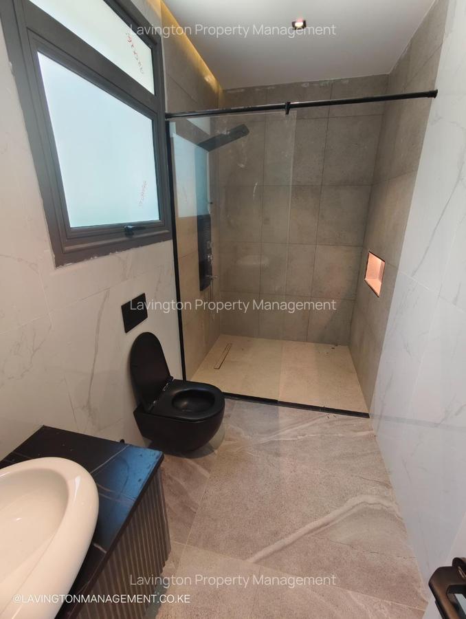 5 Bed Villa with En Suite at Lavington Green - 14