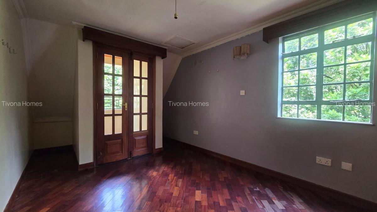 5 Bed House with En Suite in Lavington - 15