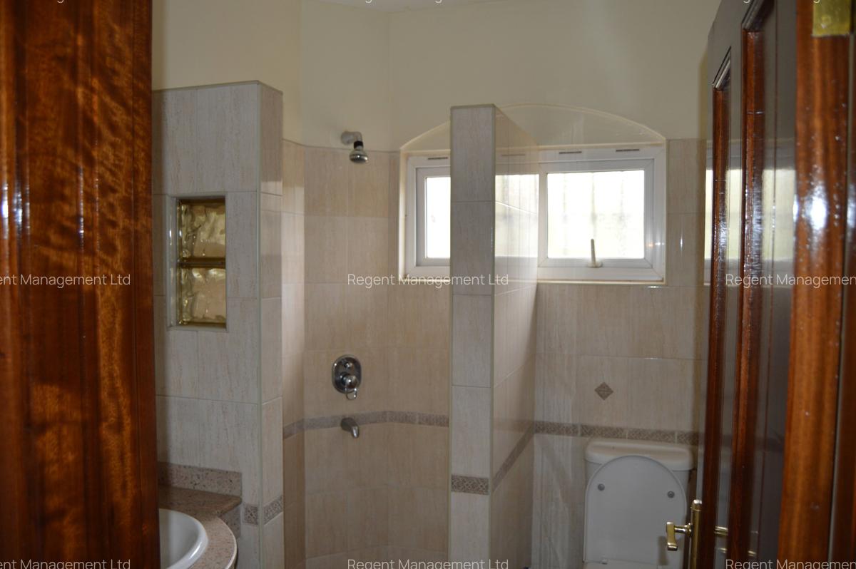 4 Bed Townhouse with En Suite at Palm Spring Gardens - 5