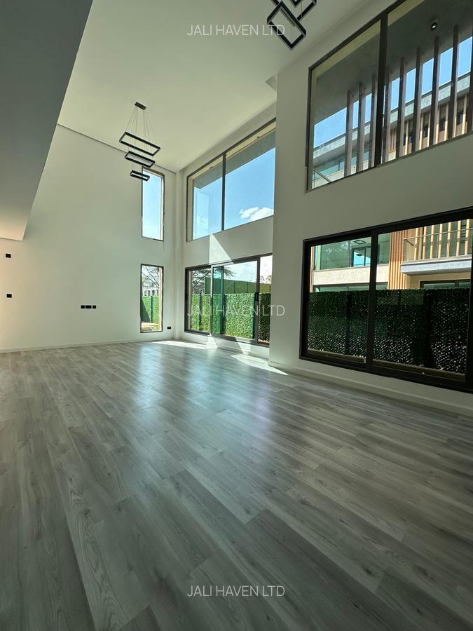 5 Bed Villa with En Suite in Lavington - 1