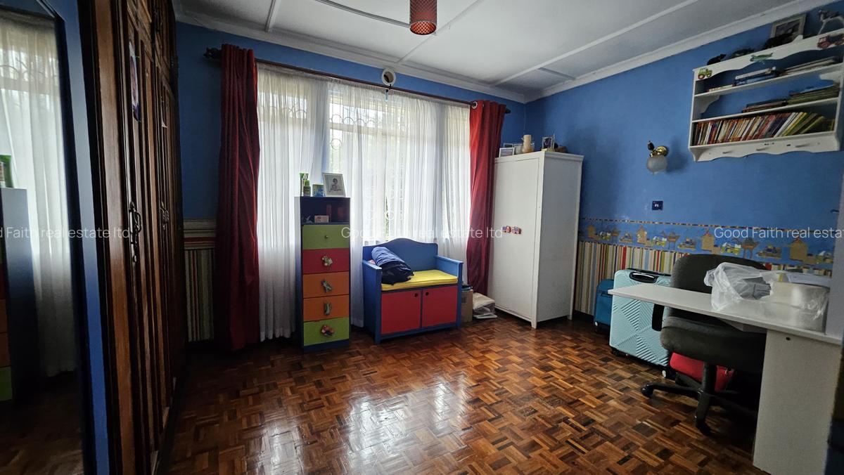 5 Bed House with En Suite in Runda - 12