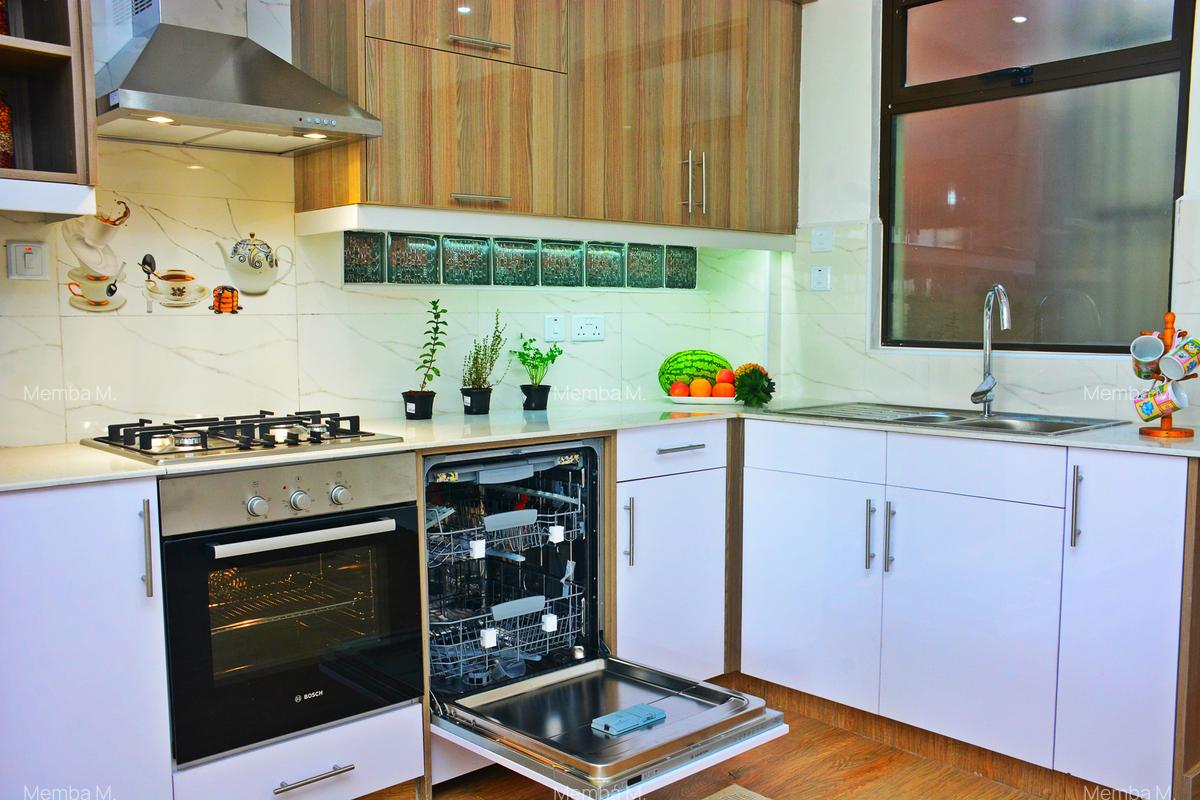 3 Bed Apartment with En Suite in Nyari - 4