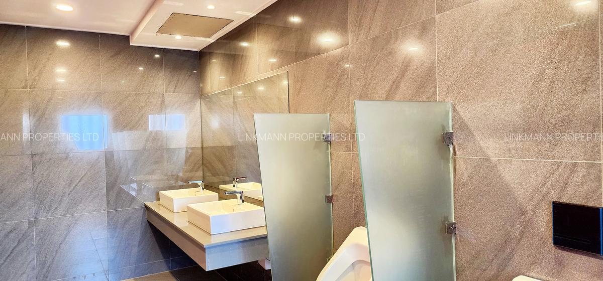 4,000 ft² Office with Service Charge Included in Riverside - 15