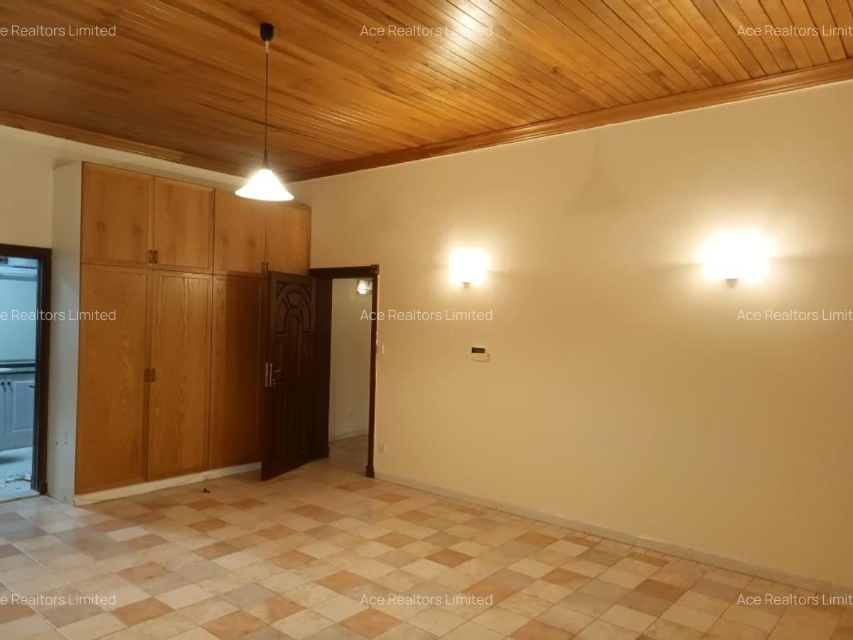 4 Bed Townhouse with En Suite at Hillview - 15