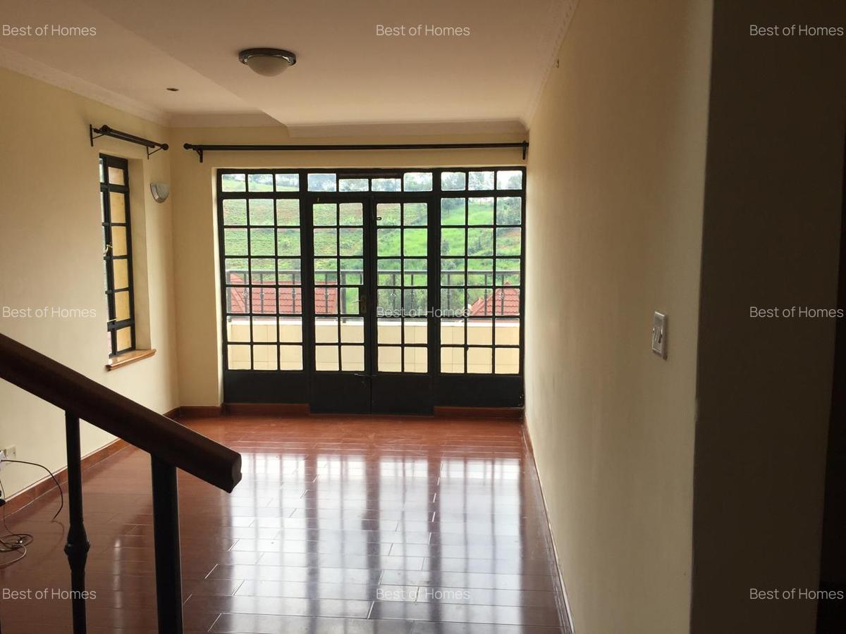 4 Bed Villa with En Suite in Redhill - 4