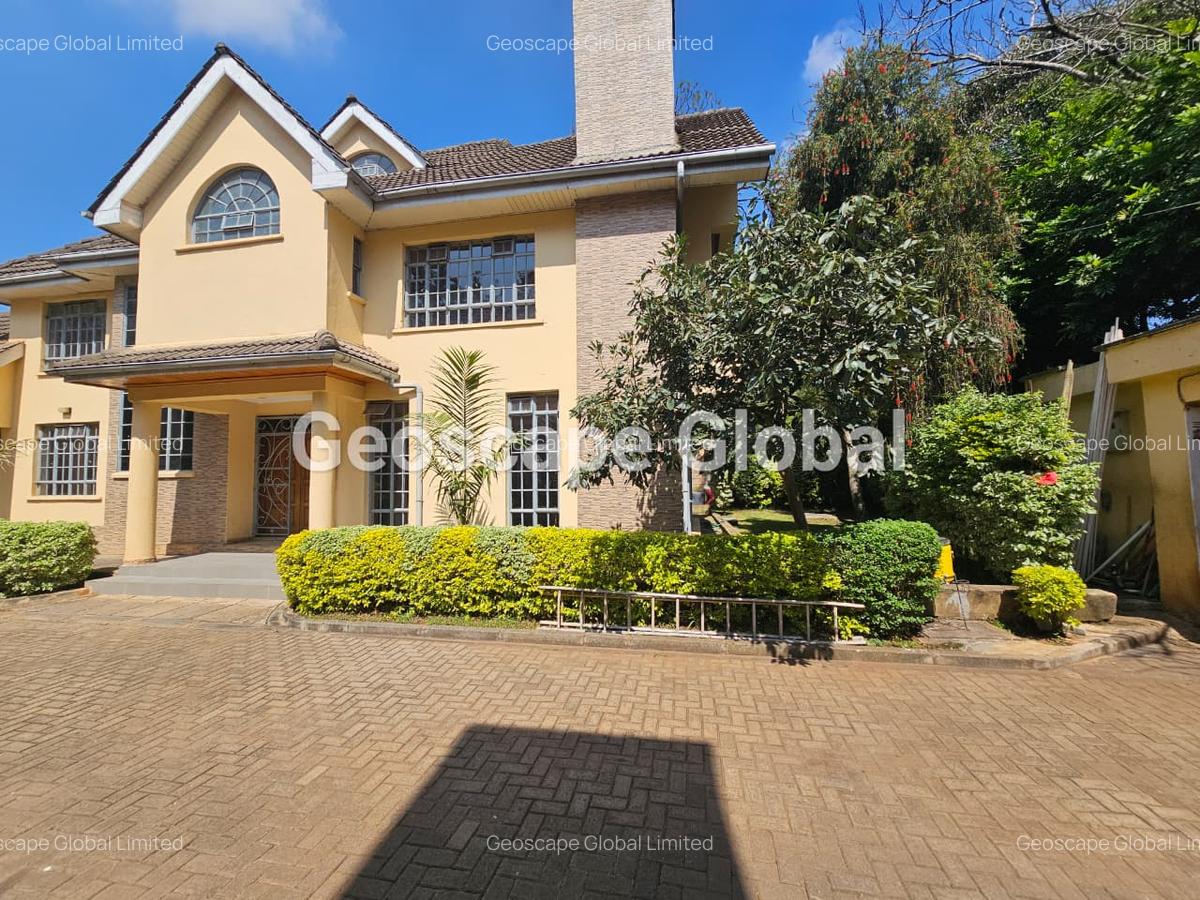 5 Bed House with En Suite in Lavington - 1