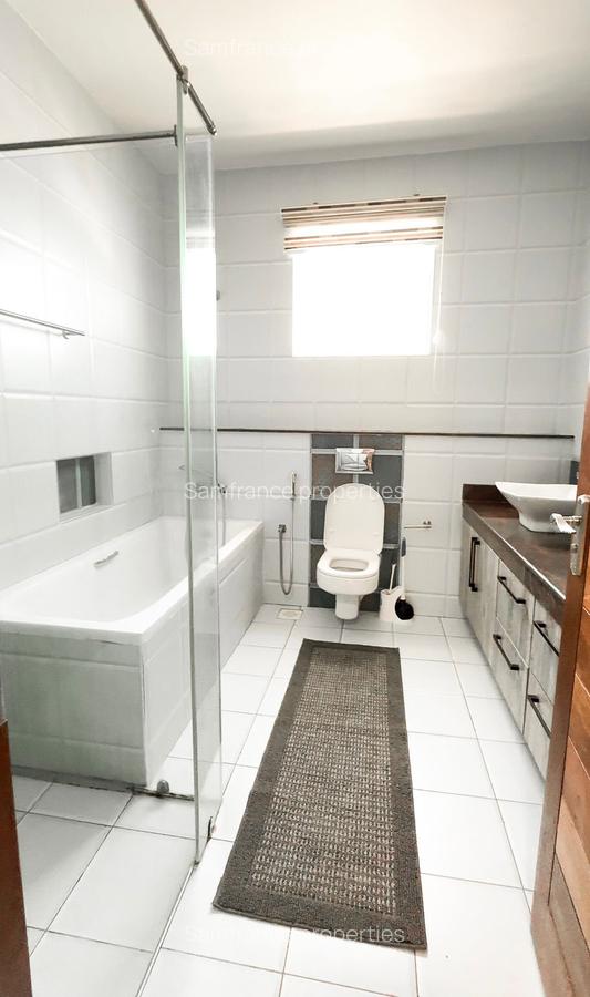 3 Bed Apartment with En Suite at 2Nd Avanue - 5