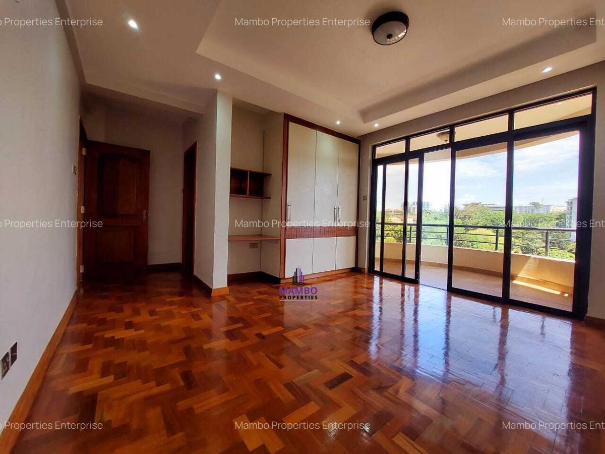 4 Bed Apartment with En Suite at Riverside Drive - 17