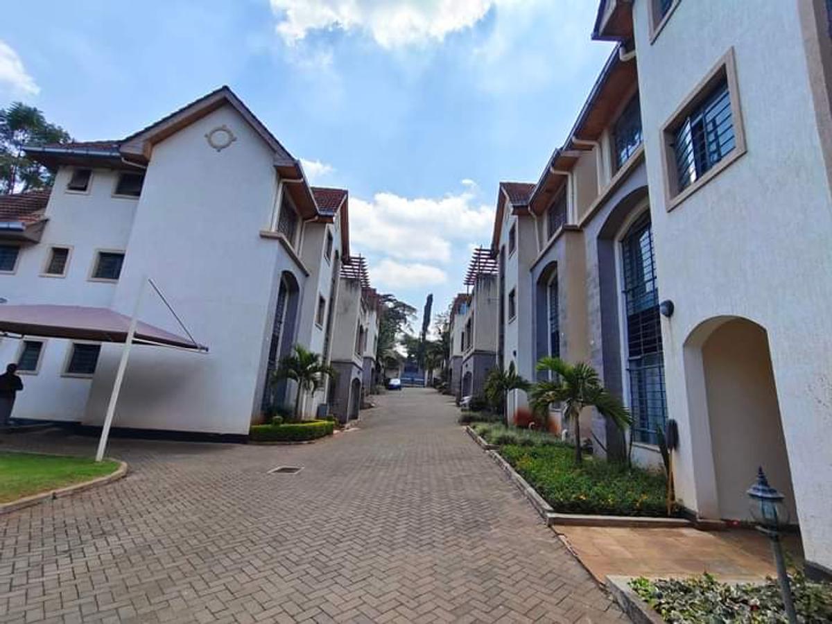 5 Bed Townhouse with En Suite at Lavington - 20