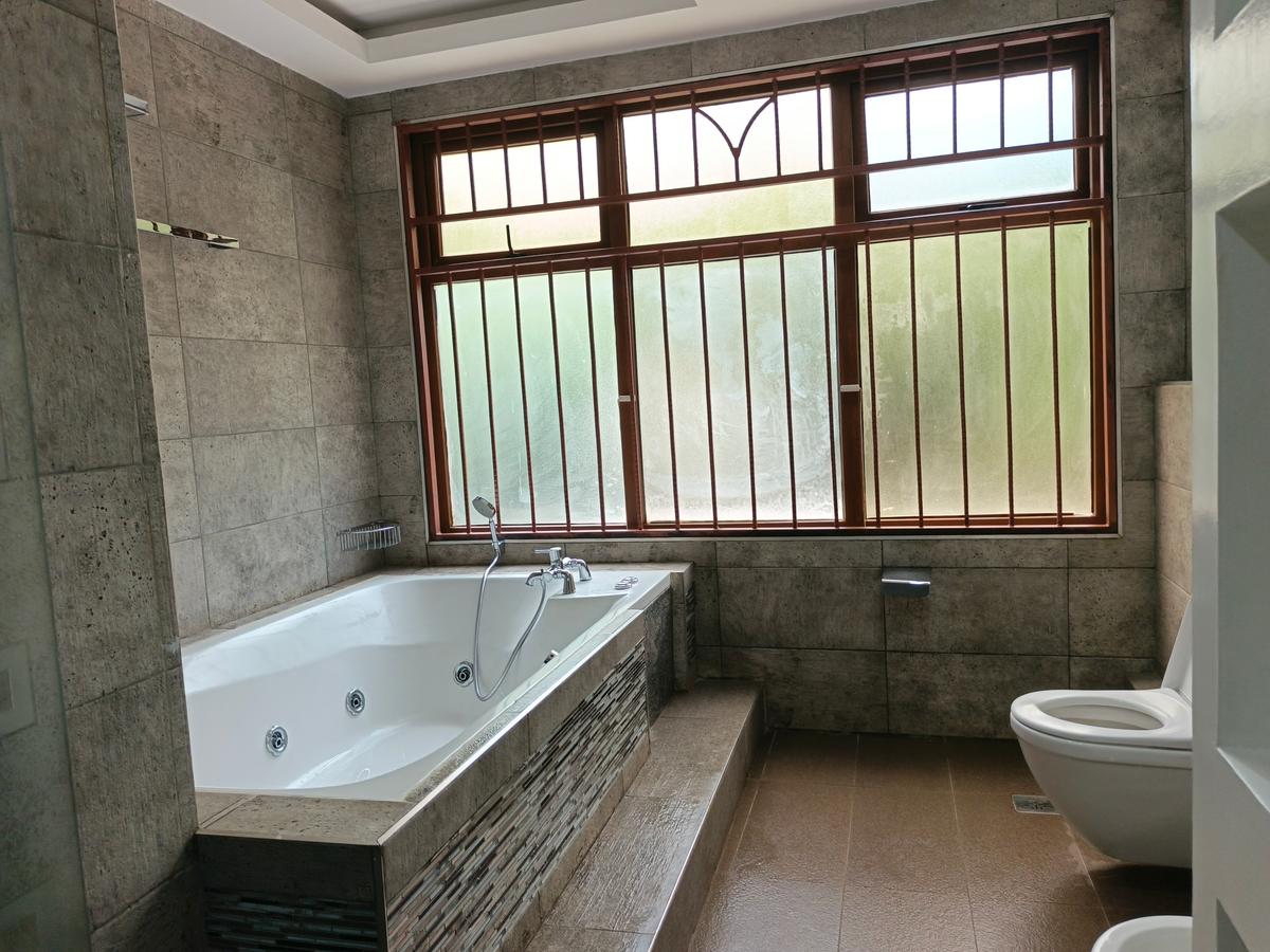 6 Bed House with En Suite in Kyuna - 12