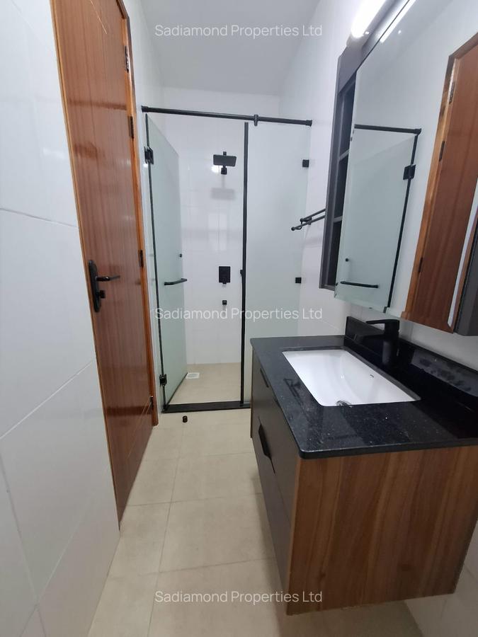 2 Bed House with En Suite in Ridgeways - 6