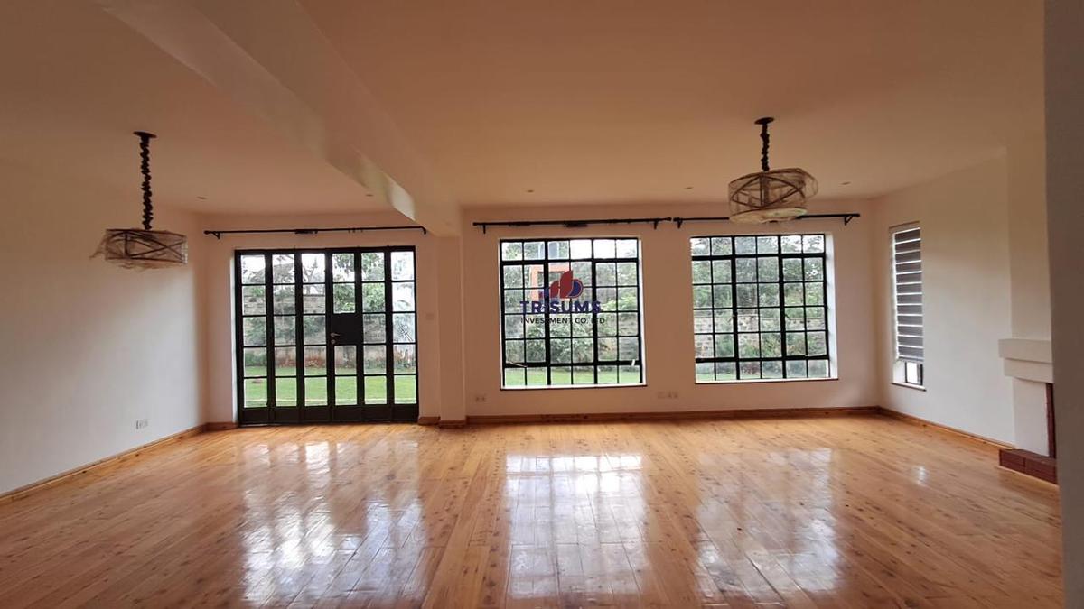 4 Bed House with En Suite in Ridgeways - 2