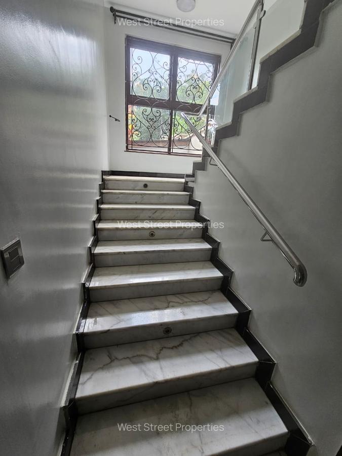 6 Bed Townhouse with En Suite at Lavington - 4