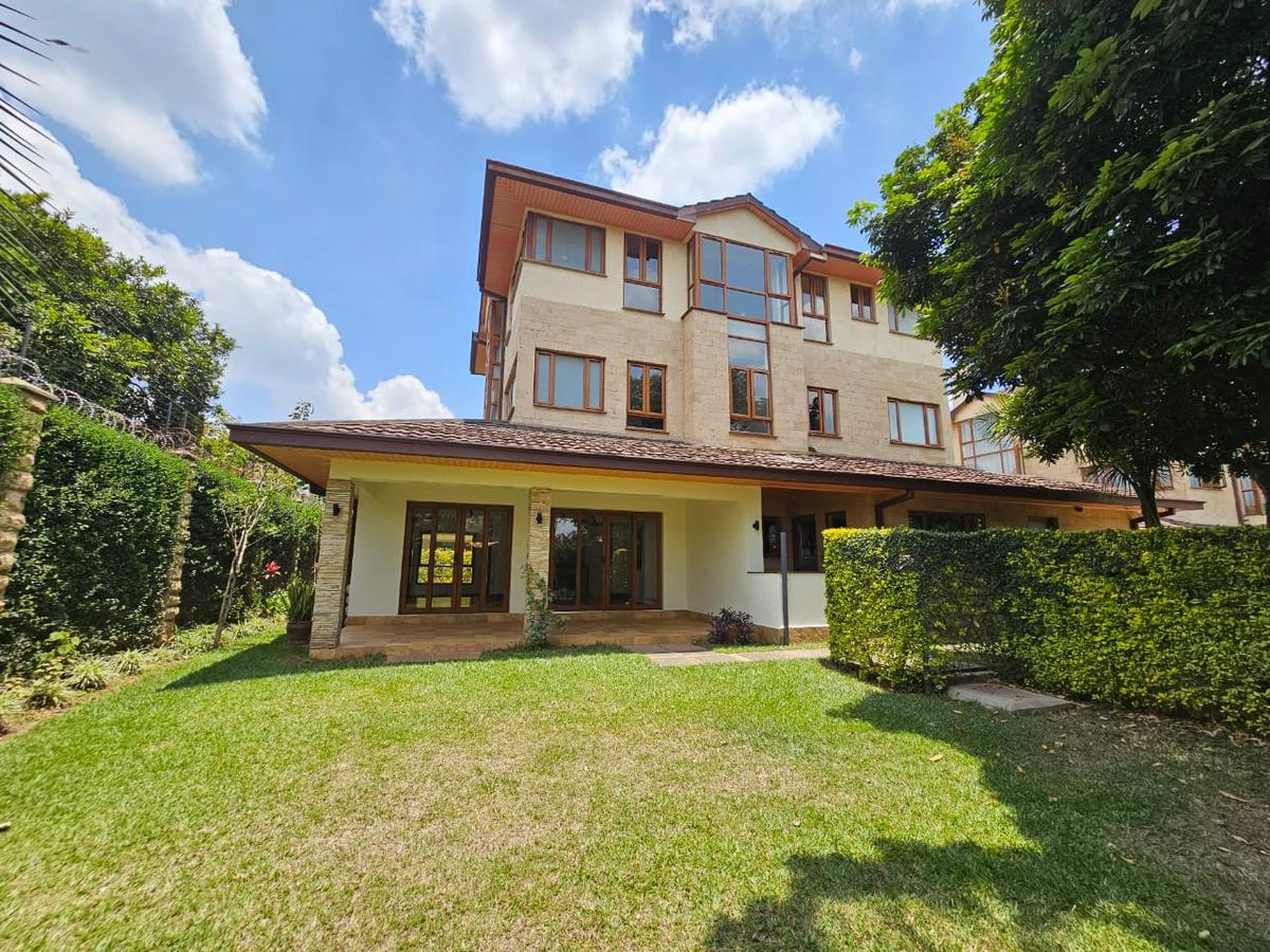 5 Bed House with En Suite in Lavington - 1