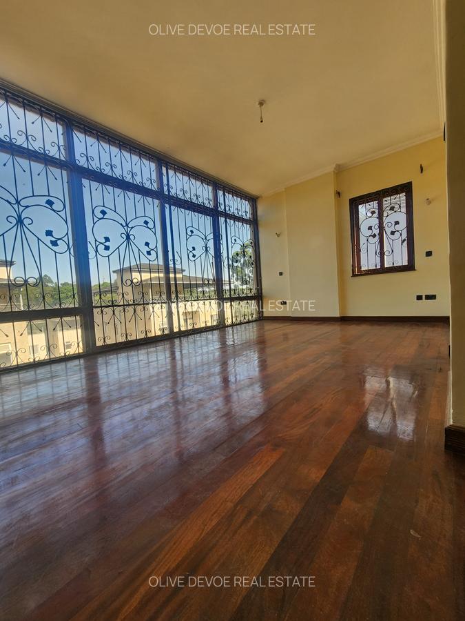5 Bed Townhouse with En Suite in Lavington - 4