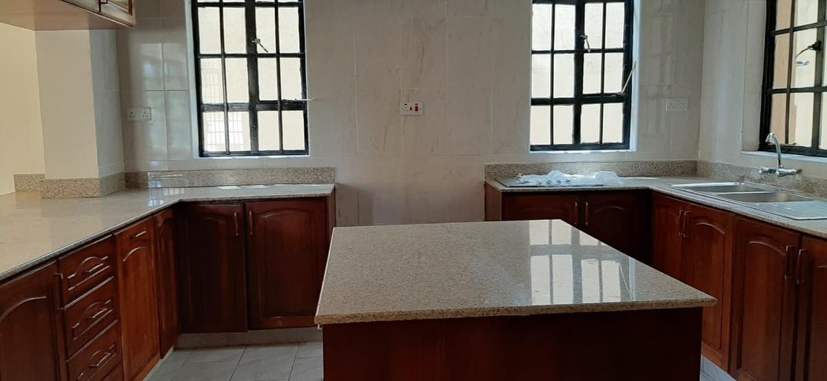 5 Bed Townhouse with En Suite at Kyuna Crescent - 2