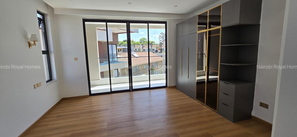 5 Bed Townhouse with En Suite at Lavington Green - 17