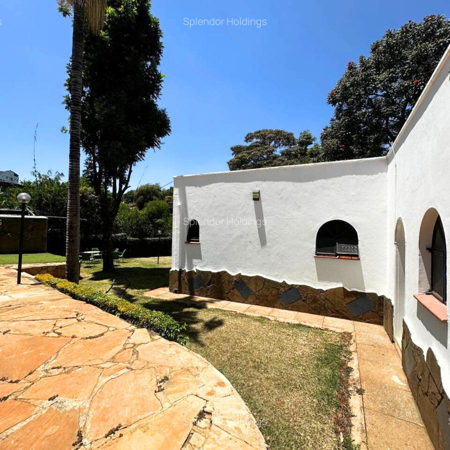 5 Bed Villa with En Suite in Riverside - 3