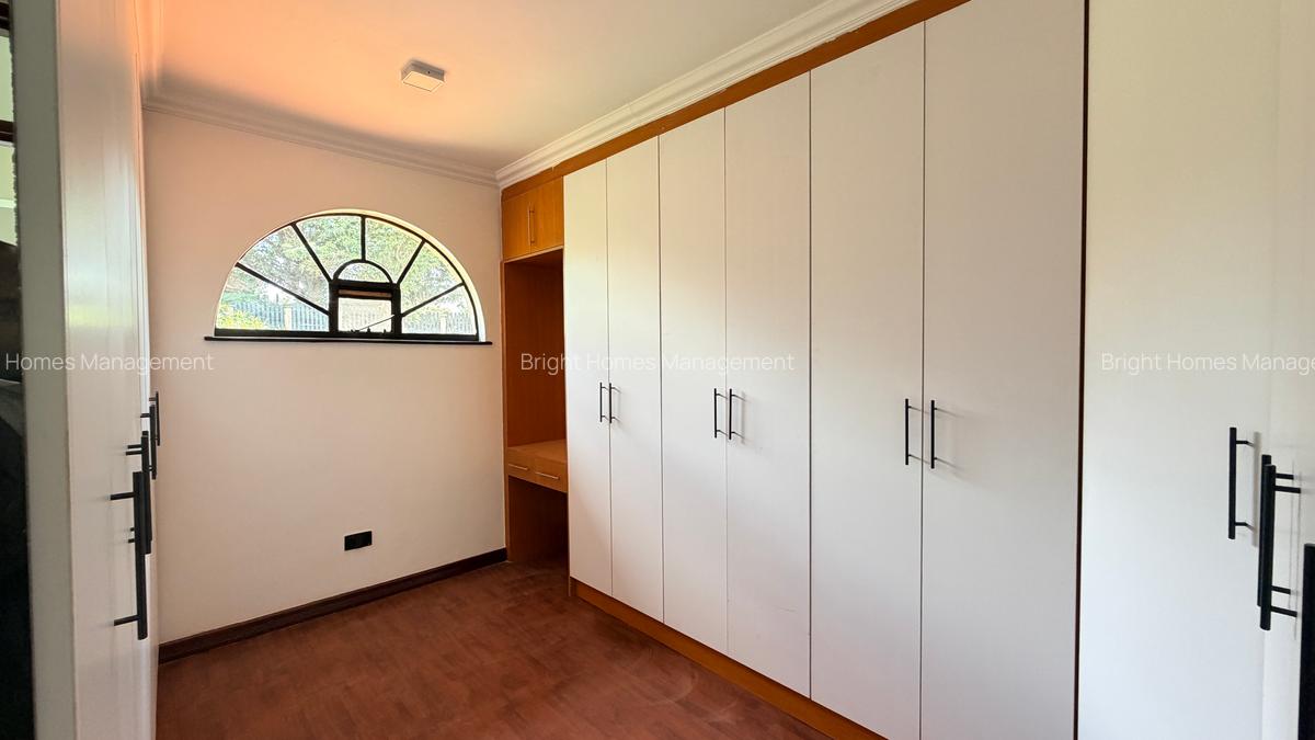 5 Bed Villa with En Suite in Windsor - 14