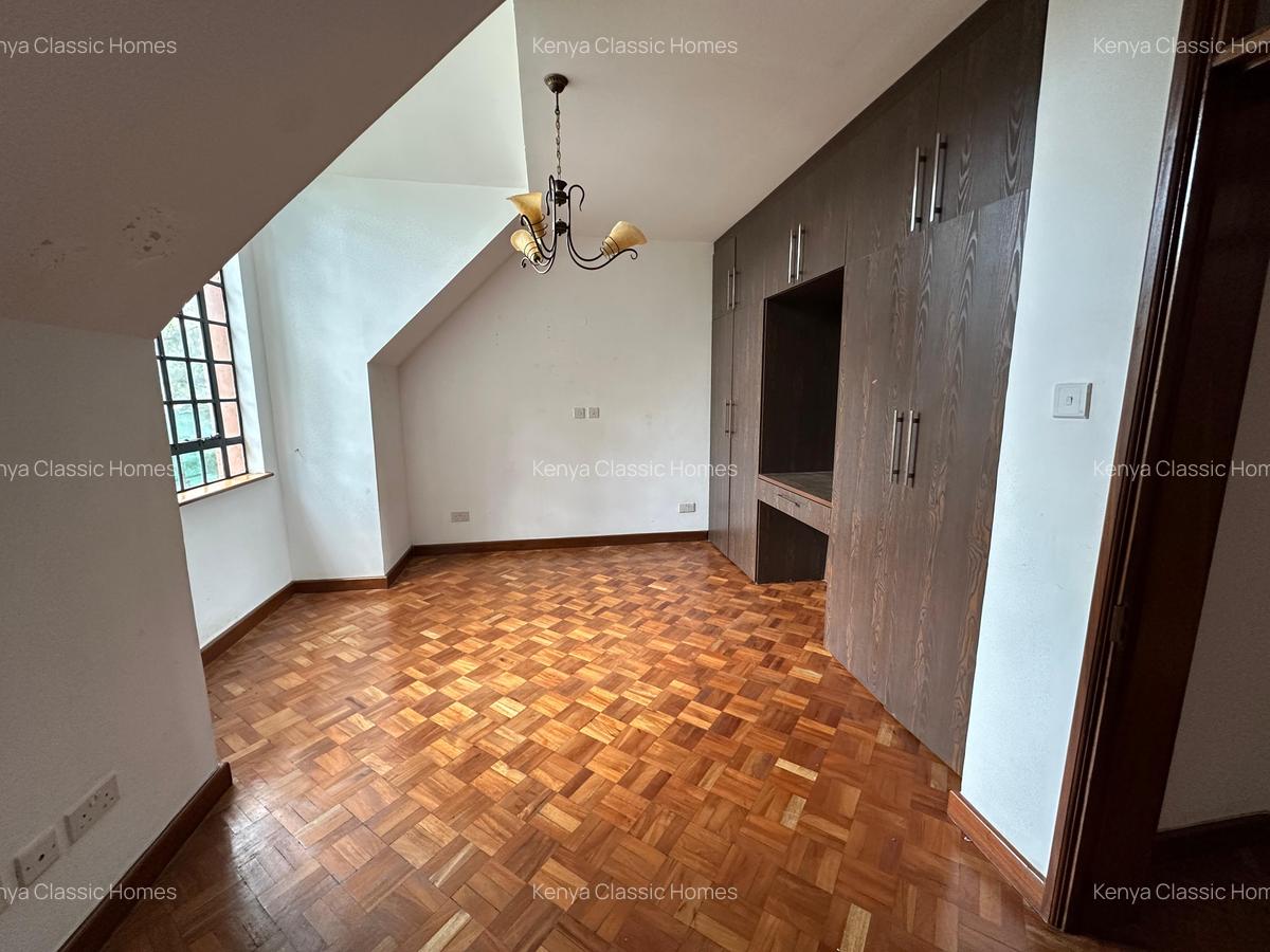 4 Bed Villa with En Suite at Lavington - 15